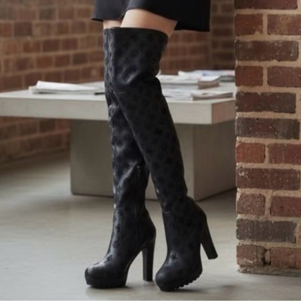 Guess Platform Logo Taylin over the knee boot. Sexy & Comfy all in one! New/Box